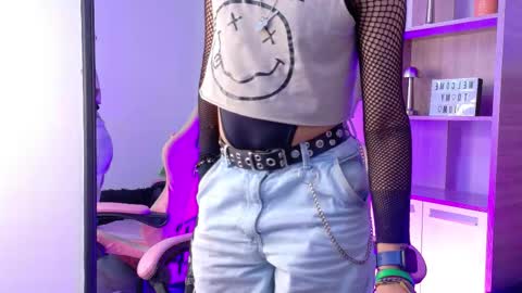 Snapshot of lullaby_charade chatting on December 5, 2:58 pm Cookie online show from December 5, 2:58 pm