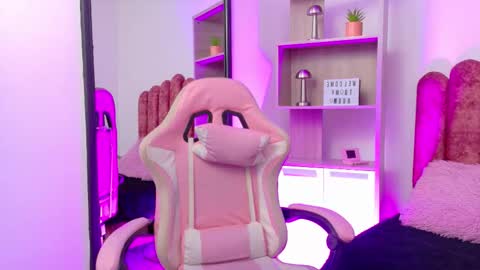 Snapshot of lullaby_charade chatting on December 15, 12:42 pm Cookie online show from December 15, 12:42 pm