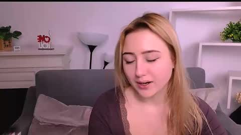 Snapshot of lulu___moon chatting on February 26, 9:47 pm Lily online show from February 26, 9:47 pm