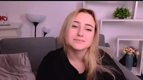 Snapshot of lulu___moon chatting on March 1, 10:01 pm Lily online show from March 1, 10:01 pm