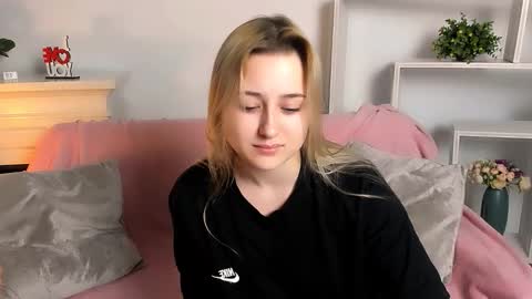 Snapshot of lulu___moon chatting on March 20, 9:08 pm Lily online show from March 20, 9:08 pm