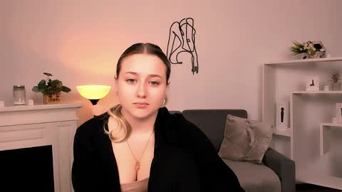 Snapshot of lulu___moon chatting on April 8, 9:37 pm Lily online show from April 8, 9:37 pm