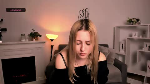 Snapshot of lulu___moon chatting on April 9, 8:58 pm Lily online show from April 9, 8:58 pm