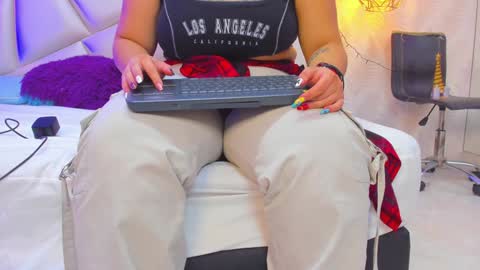Snapshot of lulu_kawai chatting on January 12, 12:33 pm lulu online show from January 12, 12:33 pm