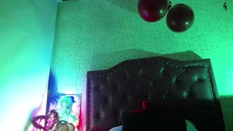 Snapshot of luly_blue chatting on February 19, 2:40 am Luly online show from February 19, 2:40 am