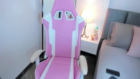 Snapshot of lumi_love chatting on November 25, 11:43 am Lucy online show from November 25, 11:43 am