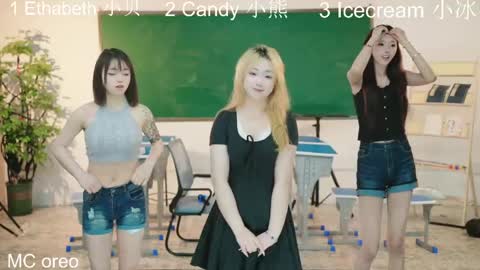 Snapshot of luminagirl02 chatting on April 12, 3:44 am lumina girls online show from April 12, 3:44 am