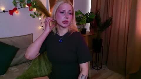 Snapshot of lumlue chatting on March 13, 1:18 pm Nora online show from March 13, 1:18 pm