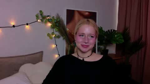 Snapshot of lumlue chatting on March 18, 1:03 pm Nora online show from March 18, 1:03 pm