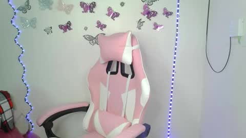 Snapshot of luna00bella chatting on October 21, 1:45 pm luna00bella online show from October 21, 1:45 pm