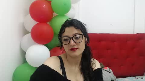 Snapshot of luna_azul_15 chatting on January 8, 2:35 pm dalia online show from January 8, 2:35 pm
