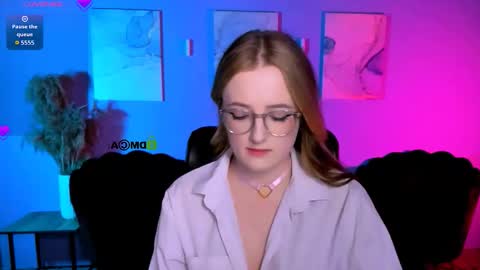 luna_berryy online show from March 4, 8:26 pm