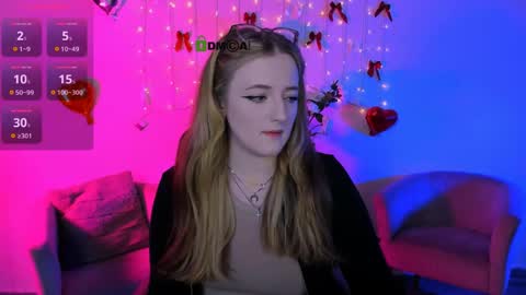 luna_berryy online show from April 3, 7:23 pm