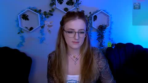 luna_berryy online show from June 11, 7:12 pm