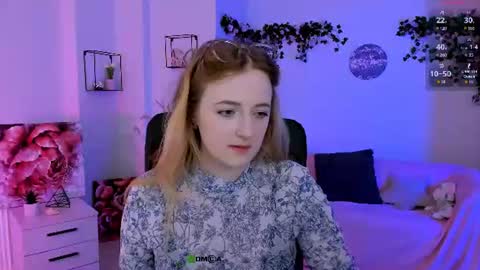 Snapshot of luna_berryy chatting on July 11, 6:43 pm luna_berryy online show from July 11, 6:43 pm