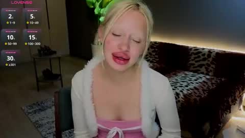 Snapshot of luna_beverly chatting on July 29, 9:57 pm luna_beverly online show from July 29, 9:57 pm
