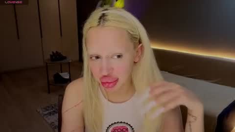Snapshot of luna_beverly chatting on August 1, 8:30 pm luna_beverly online show from August 1, 8:30 pm