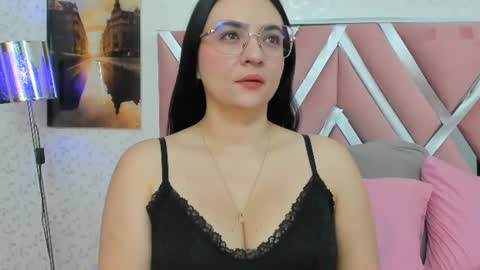 Snapshot of luna_ferrer1 chatting on July 6, 12:02 pm luna_ferrer1 online show from July 6, 12:02 pm