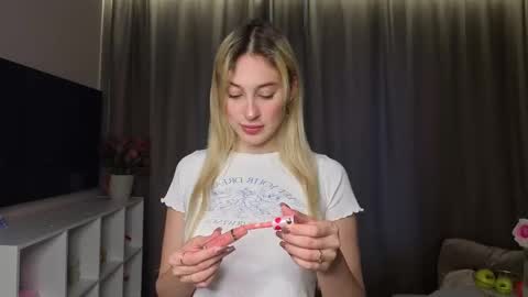 Snapshot of luna_licks chatting on November 21, 11:20 am Olivia online show from November 21, 11:20 am