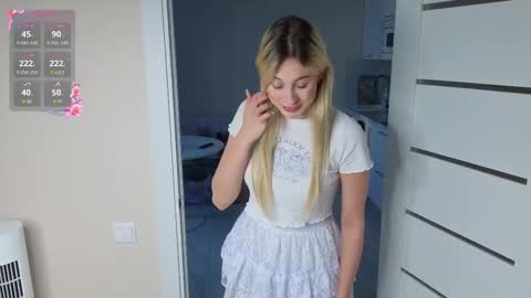 Snapshot of luna_licks chatting on November 23, 10:59 am Olivia online show from November 23, 10:59 am