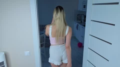 Snapshot of luna_licks chatting on November 25, 10:59 am Olivia online show from November 25, 10:59 am