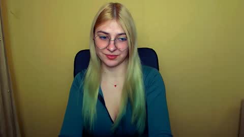 Snapshot of luna_lush_ chatting on January 4, 11:22 am Luna online show from January 4, 11:22 am