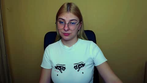 Snapshot of luna_lush_ chatting on January 10, 8:07 am Luna online show from January 10, 8:07 am