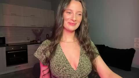 luna_raee online show from November 11, 1:11 pm