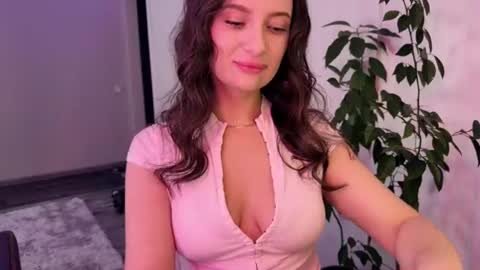 luna_raee online show from July 19, 5:22 am