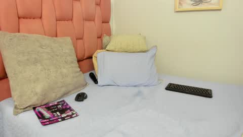 luna_valle online show from January 6, 10:35 am
