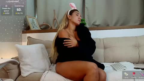 Snapshot of luna_velvvet chatting on June 5, 4:24 pm Luna online show from June 5, 4:24 pm