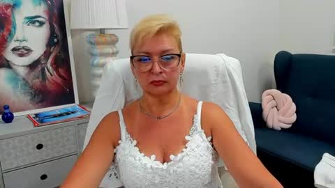 L u n a online show from July 9, 7:01 am