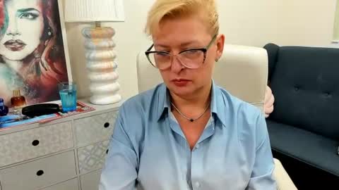 L u n a online show from July 18, 6:39 am