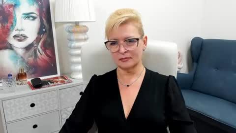 L u n a online show from July 25, 6:55 am