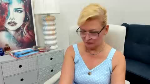 L u n a online show from August 6, 6:48 am