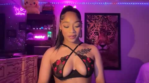 lunaa_11 online show from May 9, 5:45 am