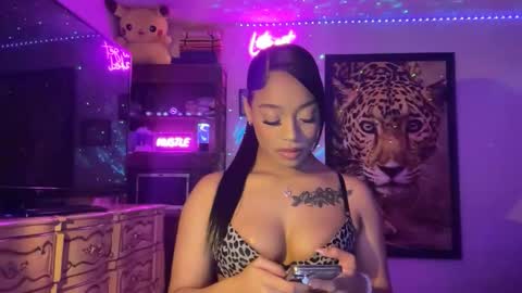 lunaa_11 online show from May 22, 5:25 am