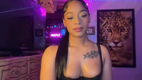 lunaa_11 online show from June 5, 5:58 am