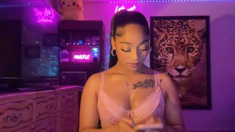 lunaa_11 online show from June 19, 5:45 am
