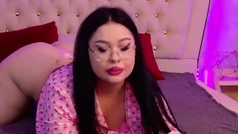 lunababe_ online show from June 13, 11:19 am