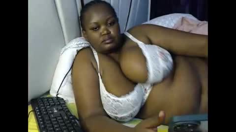Snapshot of lunabloom01 chatting on May 17, 11:12 pm lunabloom01 online show from May 17, 11:12 pm