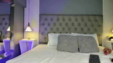 Luna  online show from November 22, 5:01 pm