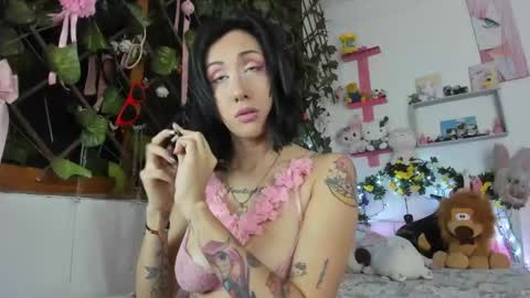 Snapshot of lunacristal_moon chatting on December 9, 1:18 am lunacristal_moon online show from December 9, 1:18 am