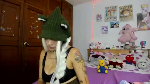 Snapshot of lunacristal_moon chatting on October 12, 5:17 am lunacristal_moon online show from October 12, 5:17 am