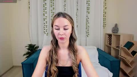 lunacurly_ online show from December 17, 11:49 am