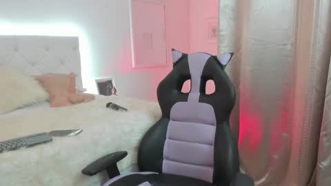 Luna Lenox  online show from February 9, 11:25 am