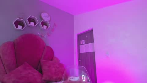 I M  L U N A  online show from December 23, 2:28 pm