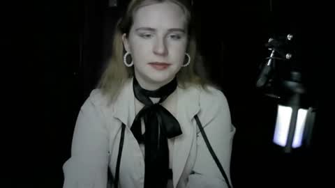 lunamystique_ online show from October 19, 7:47 pm