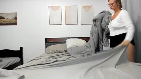 LunaPearl   online show from September 20, 8:32 pm