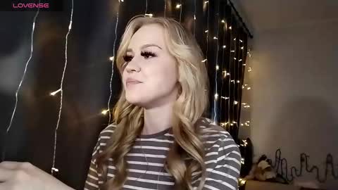 Snapshot of lunapeony chatting on December 16, 6:51 am lunapeony online show from December 16, 6:51 am